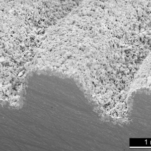 Das Bild zeigt eine Makroaufnahme der Titan-Partikelbeschichtung einer RM Classic Pfanne